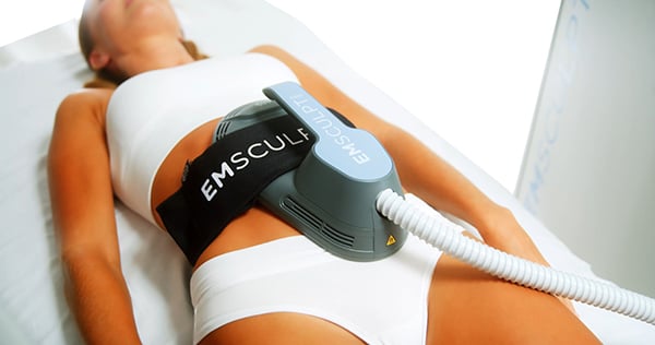 Emsculpt_Neo_PIC_Female-Model-Applicator-Abdomen-41_ENUS100